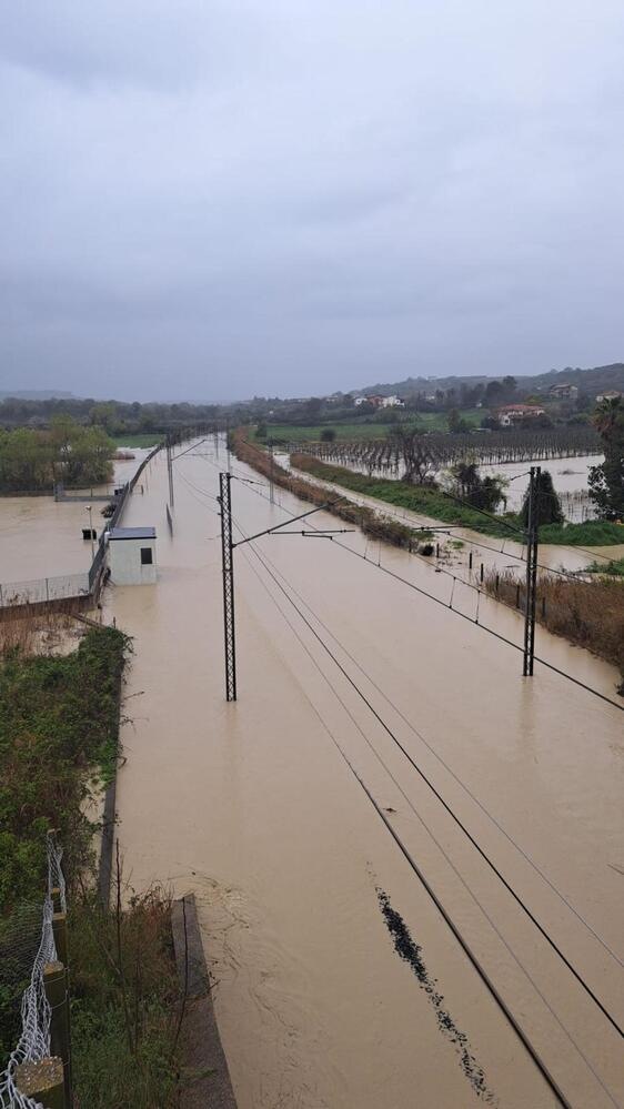 Esonda l'Osento, interrotta tratta ferroviaria Adriatica