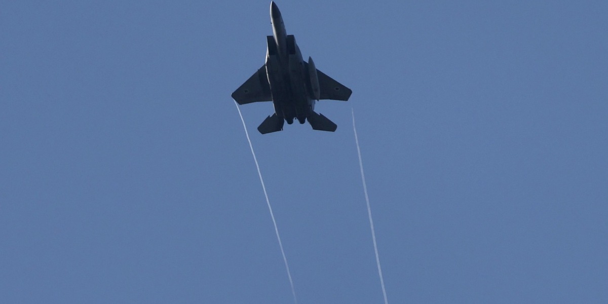 Corsa tra americani e iraniani per trovare il pilota disperso dell'F-15