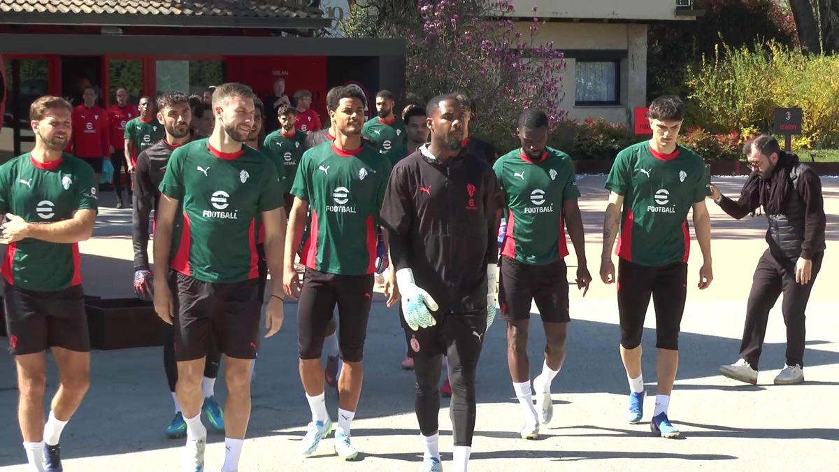 L'affetto dei tifosi per il Milan: in più di 3mila a Milanello prima della trasferta vietata a Napoli
