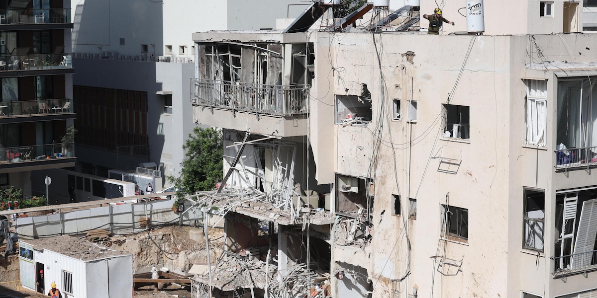 Missili israeliani sferzano il centro di Israele, ingenti danni e sei feriti