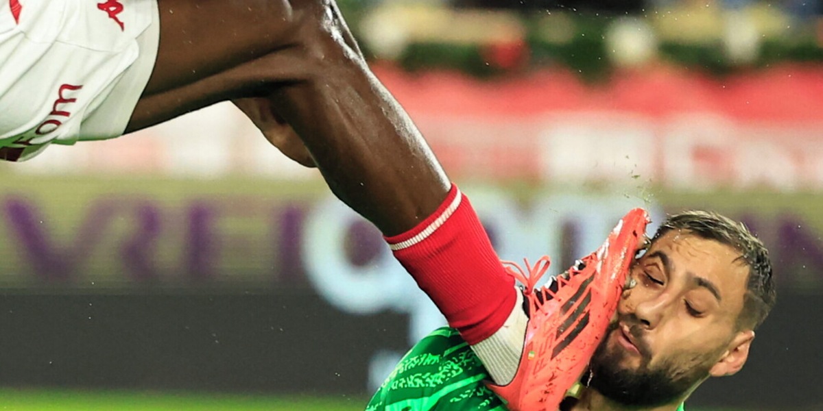 Donnarumma colpito da Singo: il calcio in faccia al portiere italiano diventa la foto dell’anno