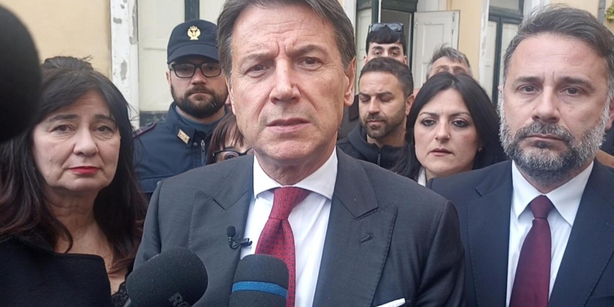 Deputati Fdi con le mascherine in Aula contro Conte, scintille alla Camera (4)