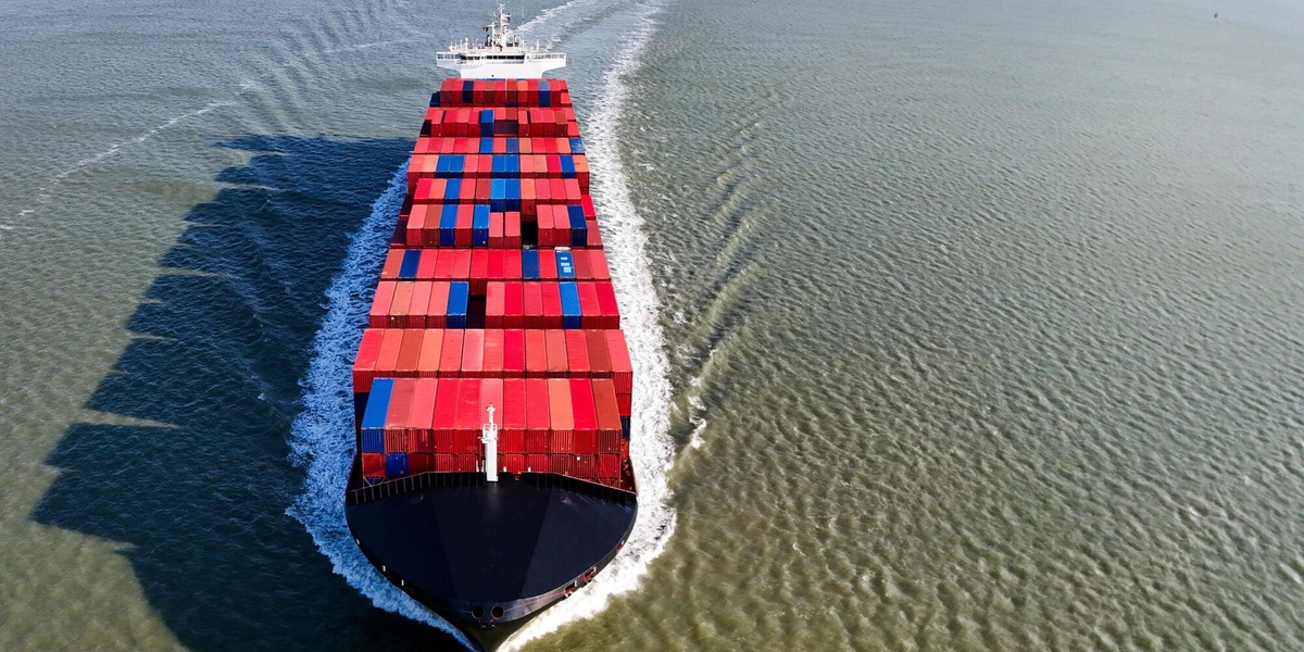 Petroliere attraversano lo Stretto di Hormuz