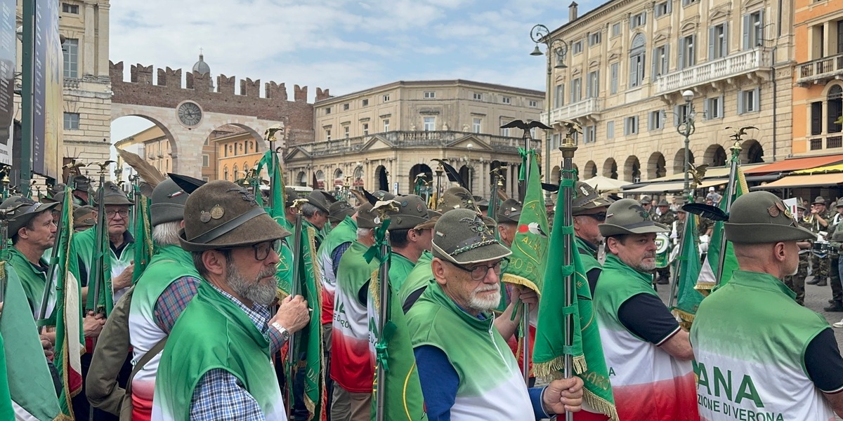 Milano Cortina, a Verona l'omaggio a centinaia di volontari dell'Ana