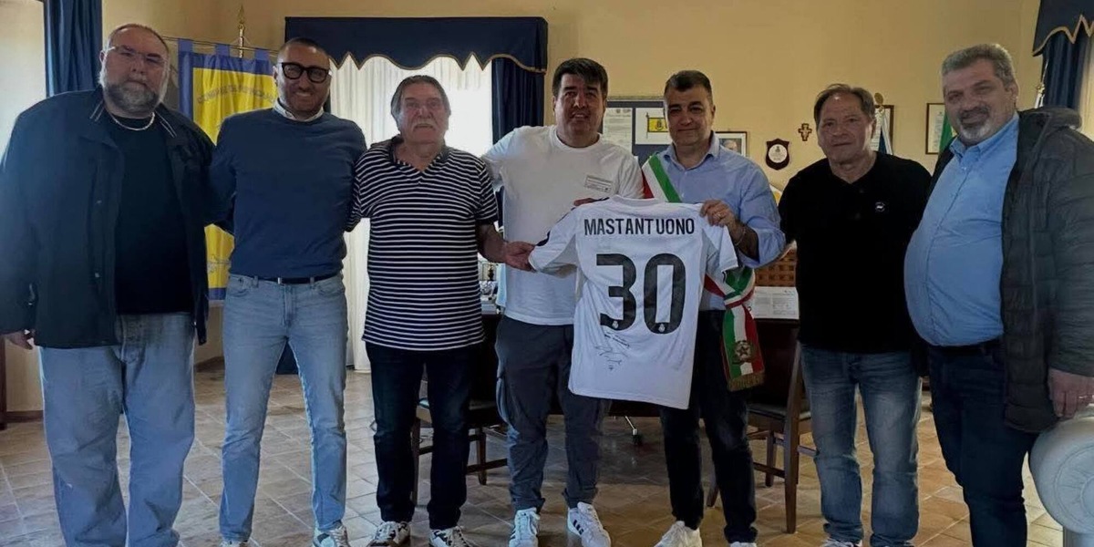 Omaggio alle origini lucane, Mastantuono dona una maglia del Real a Ripacandida