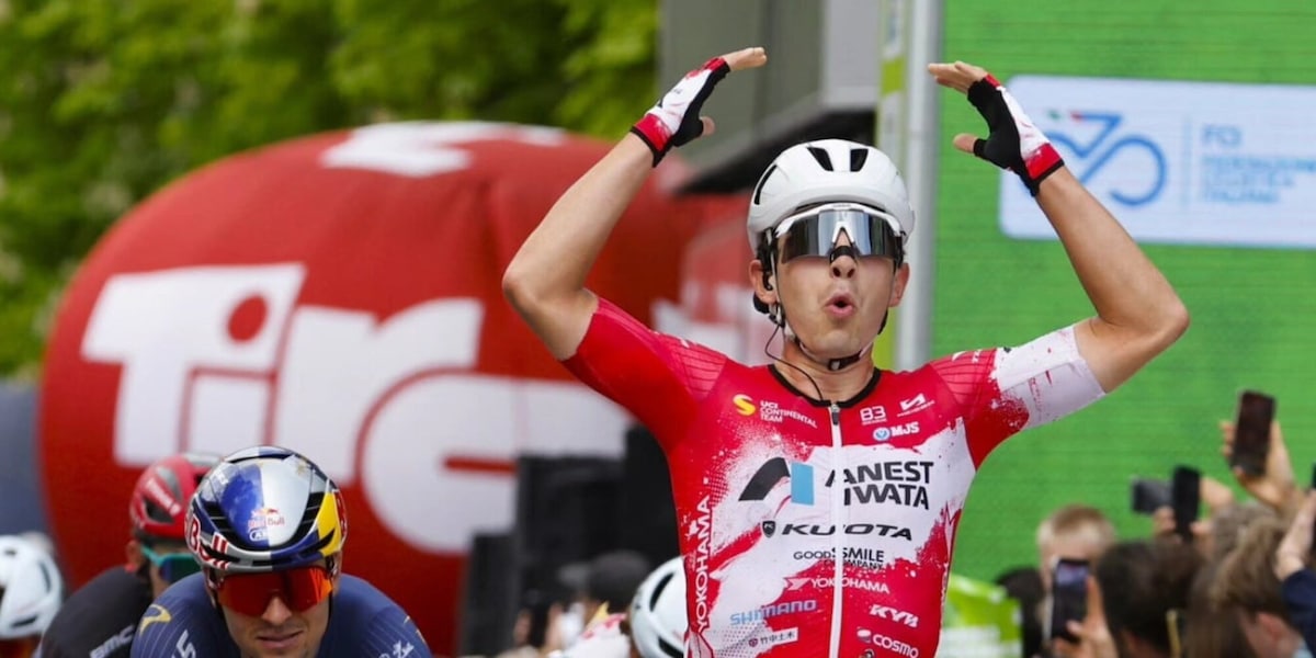 Tour of the Alps, Dati vince la prima tappa: battuto in volata Pidcock
