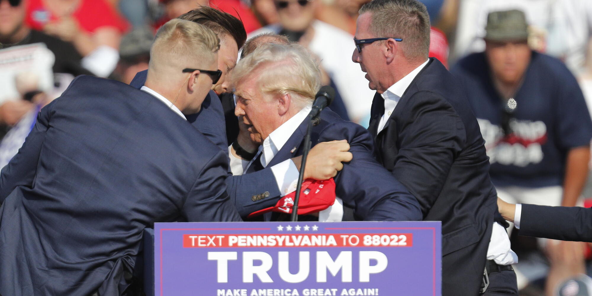 Mondo Maga in fermento, 'l'attentato a Trump era una messinscena'