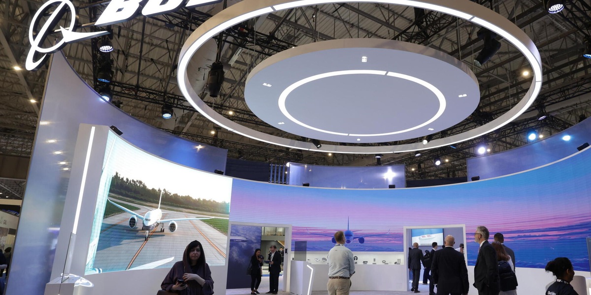 Boeing, trimestre in rosso meglio delle attese, aumenta produzione del 737 Max