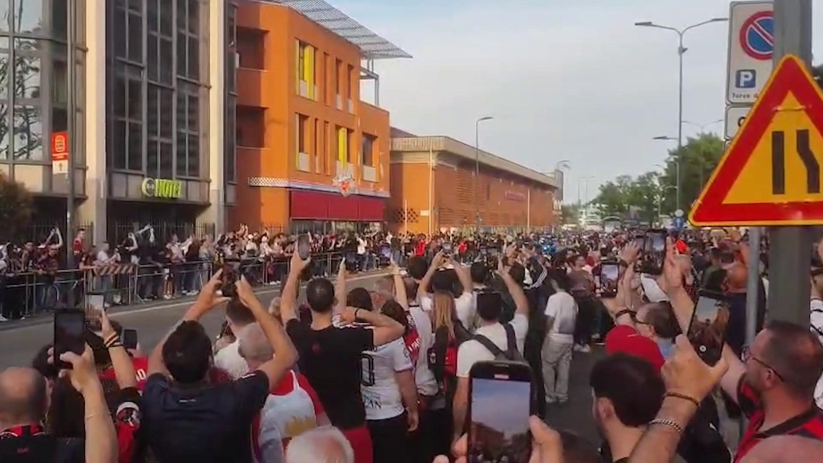 La carica di San Siro per l'arrivo del pullman del Milan