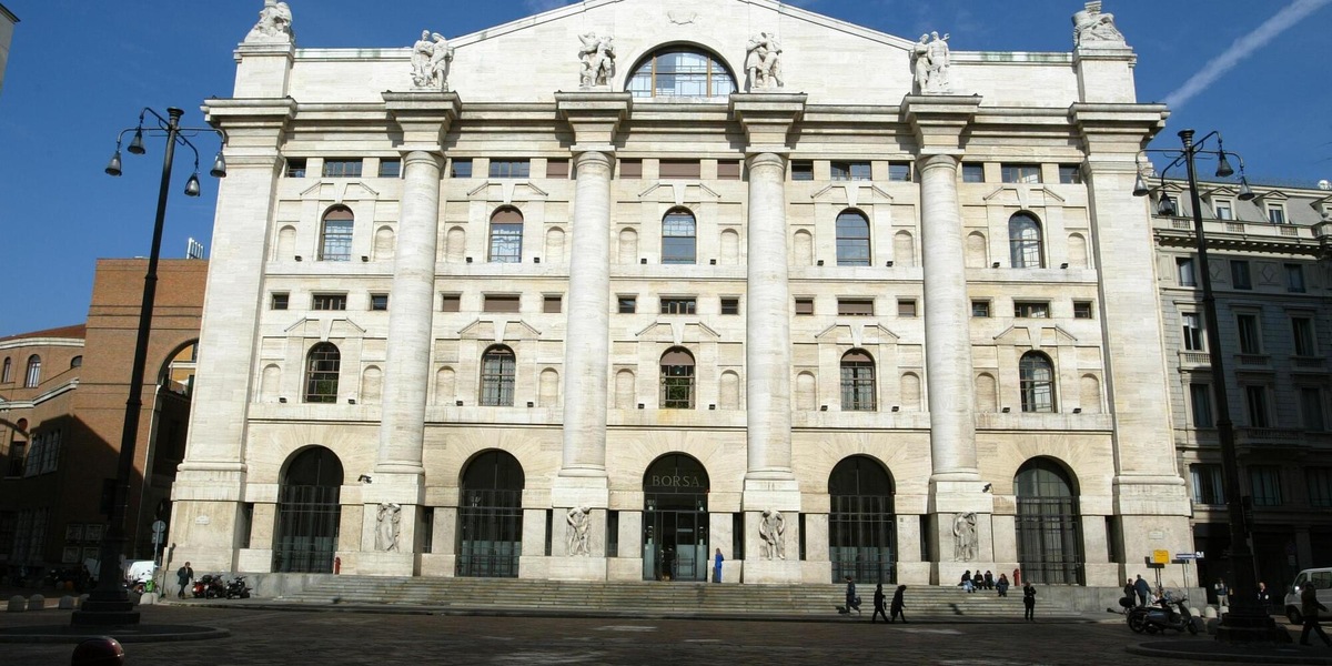 Borsa: Milano si consolida a +1%, lo spread sale a 81 punti base