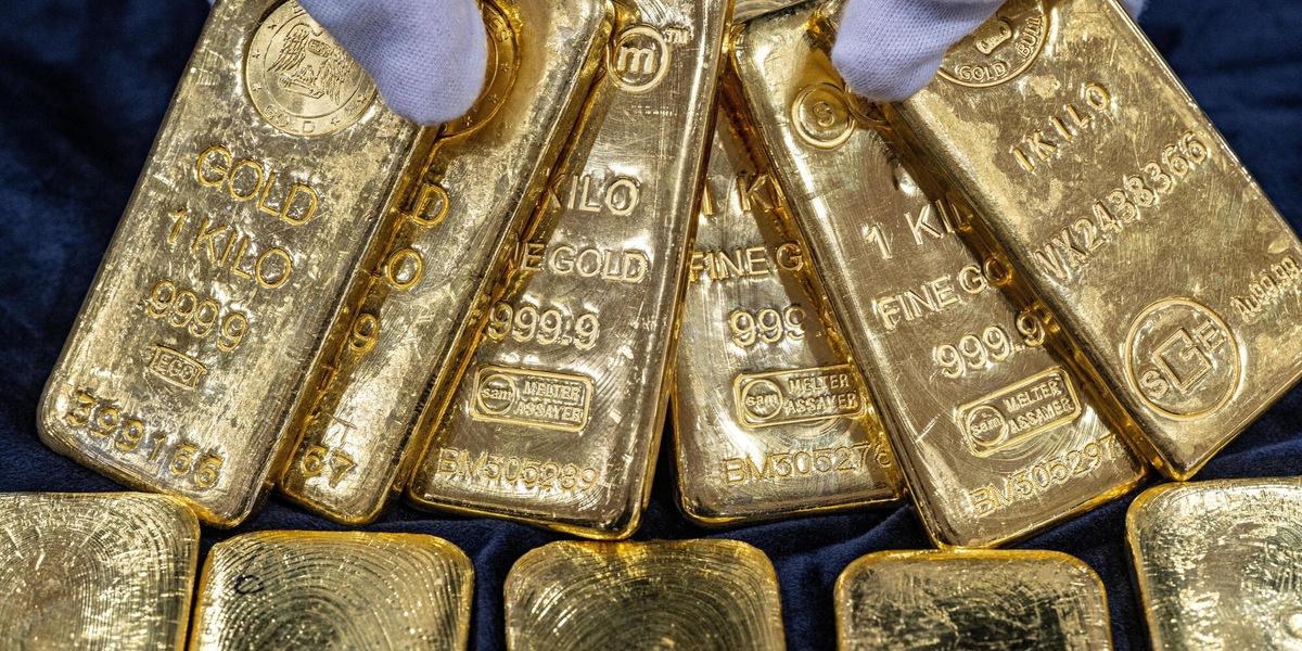 L'oro in calo a 4.592 dollari l'oncia