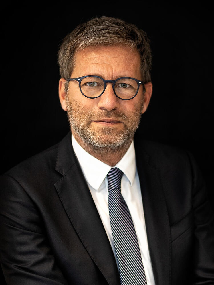 I ricavi di Armani a 2.192 milioni nel 2025 (-2,8%), cresce l'utile operativo