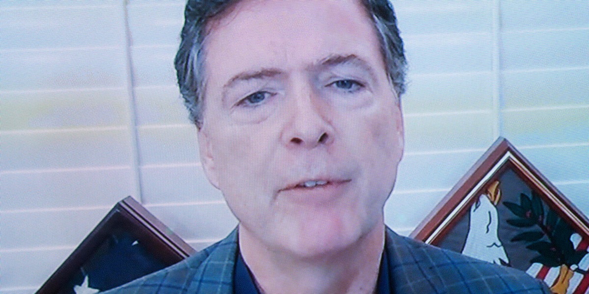 L'ex direttore dell'Fbi James Comey si è costituito in Virginia