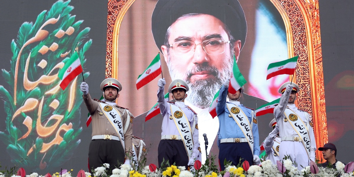 Khamenei, 'l'unico posto per gli Usa nel Golfo Persico è in fondo al mare'