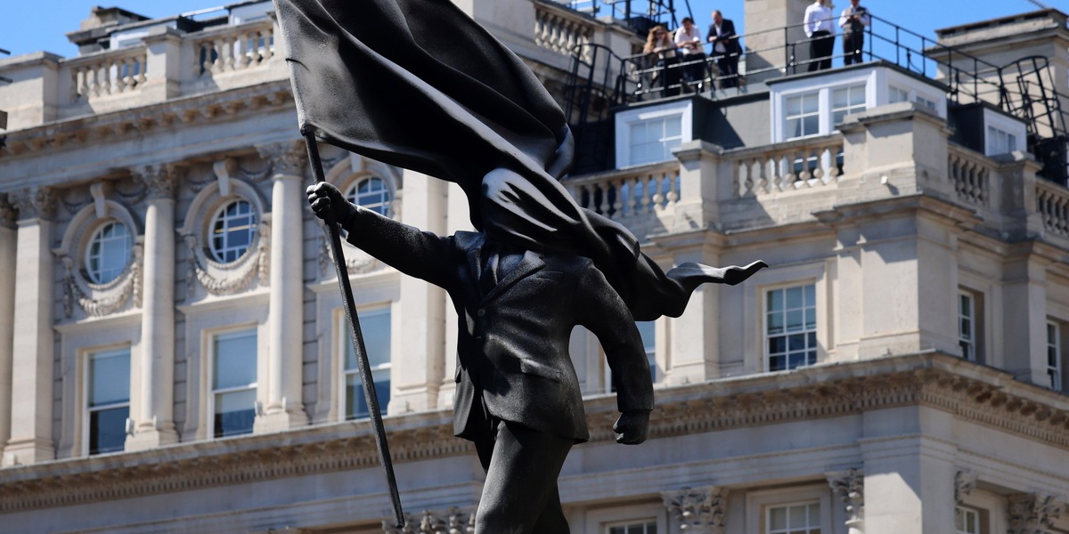 Banksy ricompare con una statua nel cuore di Londra, e sfida l'imperialismo