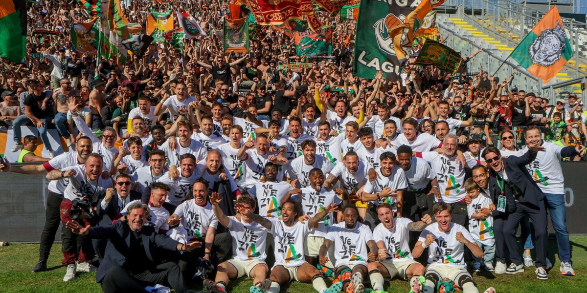 Venezia show, che festa in campo per il ritorno in Serie A!