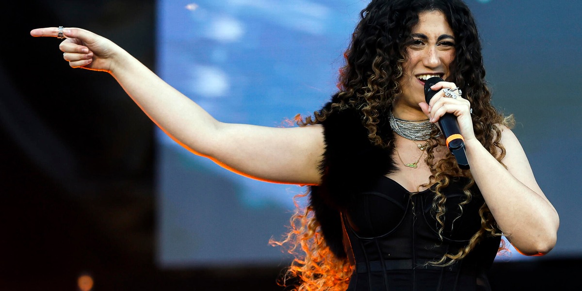 Delia canta Bella Ciao e sostituisce partigiano con essere umano "per allargare"