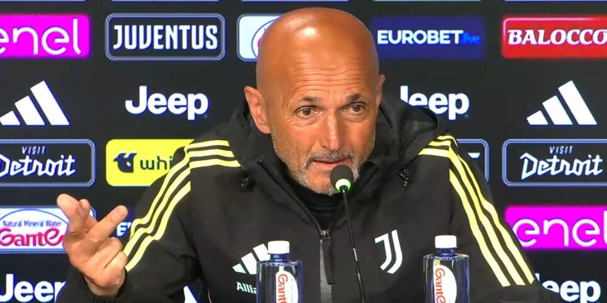 Vlahovic e il suo futuro alla Juve, Spalletti lo difende: "È uno di quelli col ghigno..."