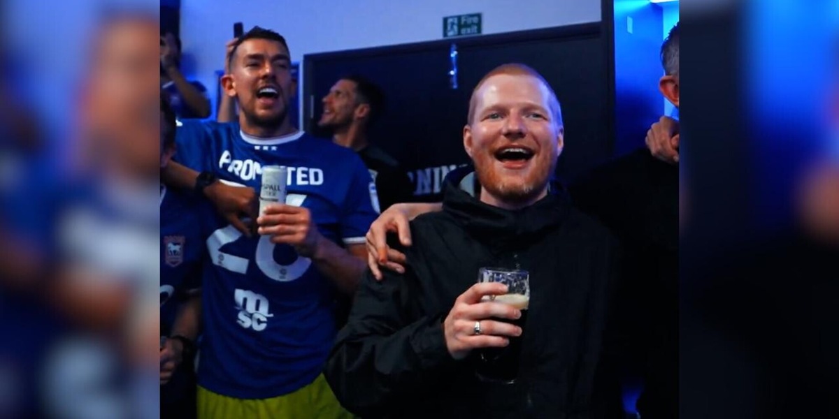 Impresa Ipswich Town, è Premier League: Ed Sheeran scatenato con i giocatori