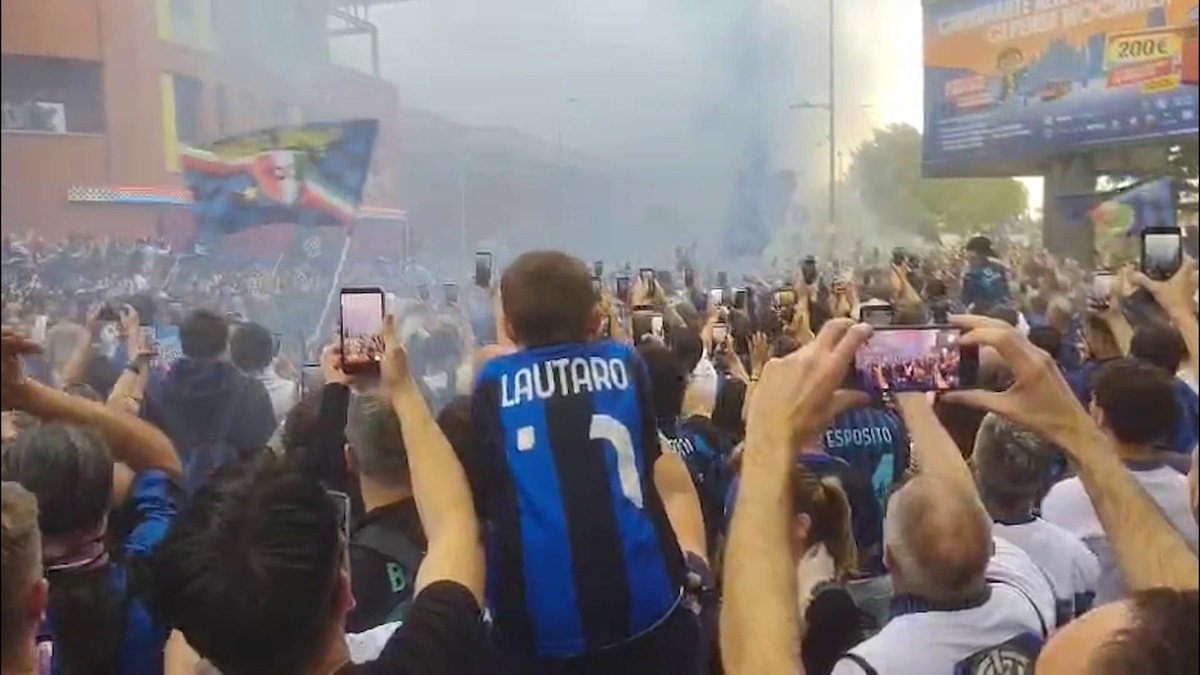 Inter, delirio nerazzurro per l'arrivo del pullman a San Siro