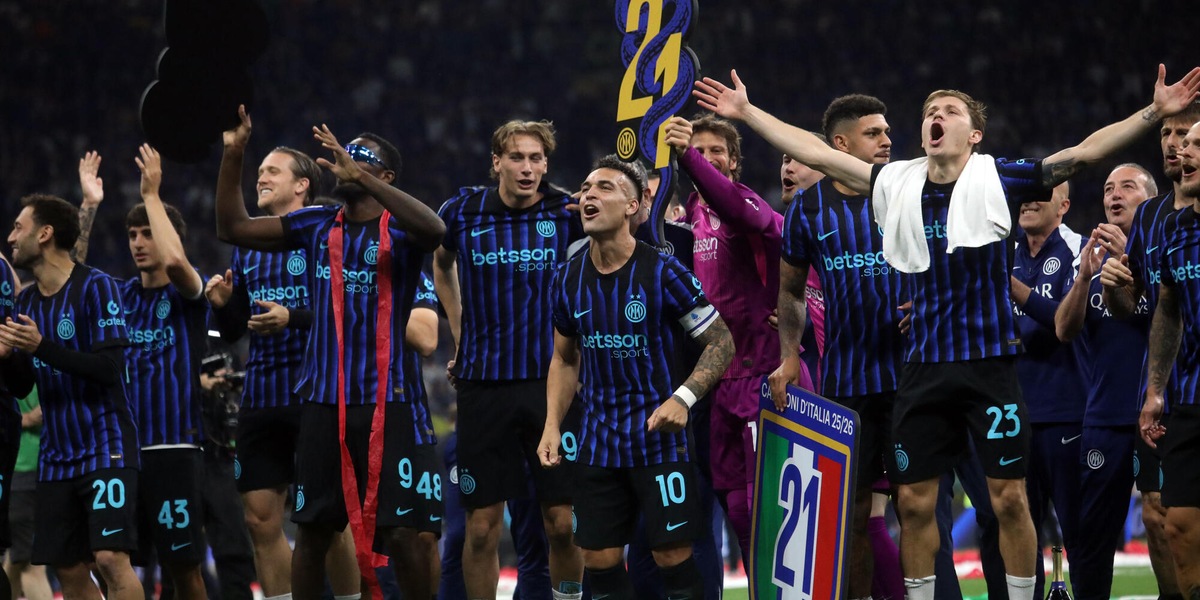 Scudetto Inter: giocatori al Duomo, in migliaia in festa tra cori e fuochi d'artificio