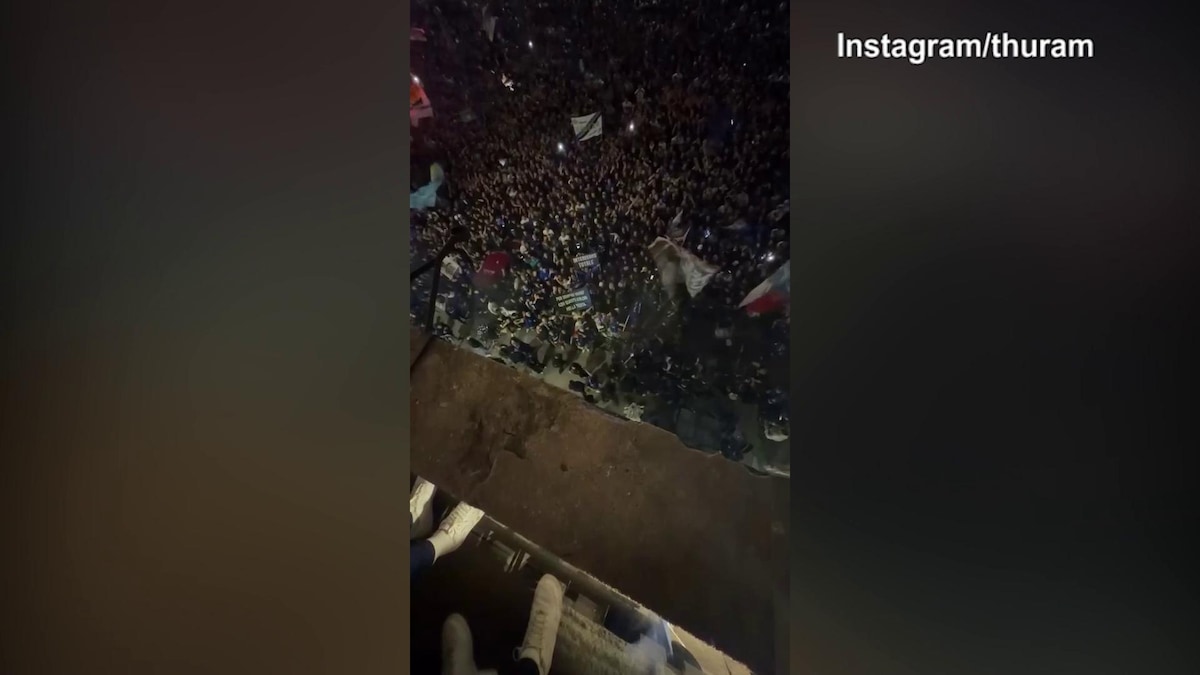 Marcus Thuram riprende la festa dei tifosi dalla Terrazza del Duomo