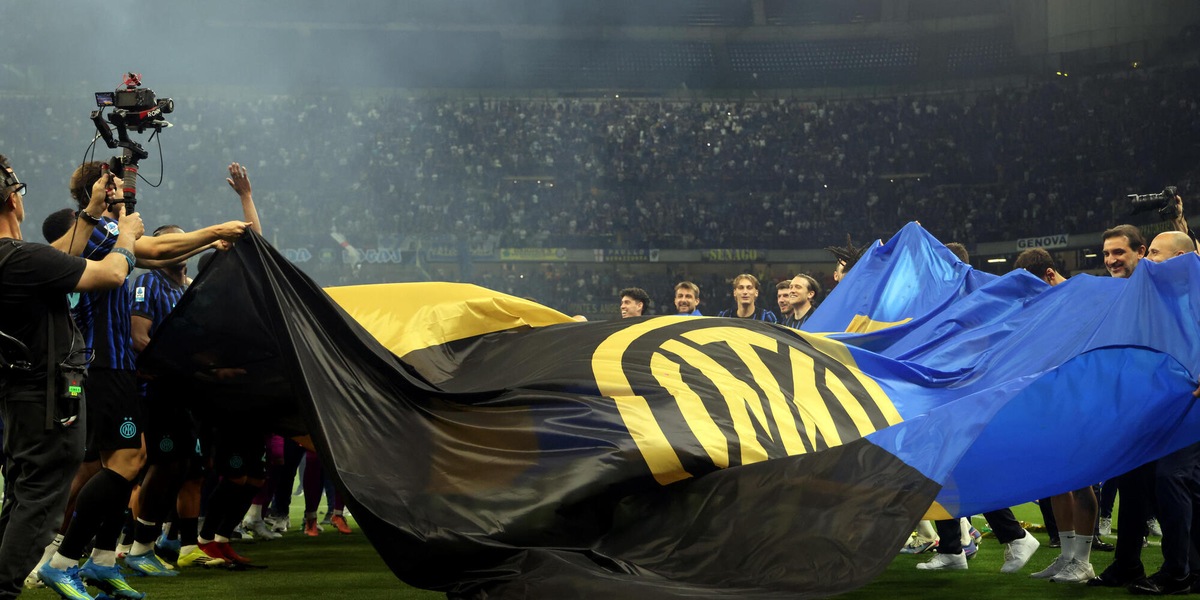 Scudetto Inter, sul tetto della sede la scritta luminosa 'Campioni'