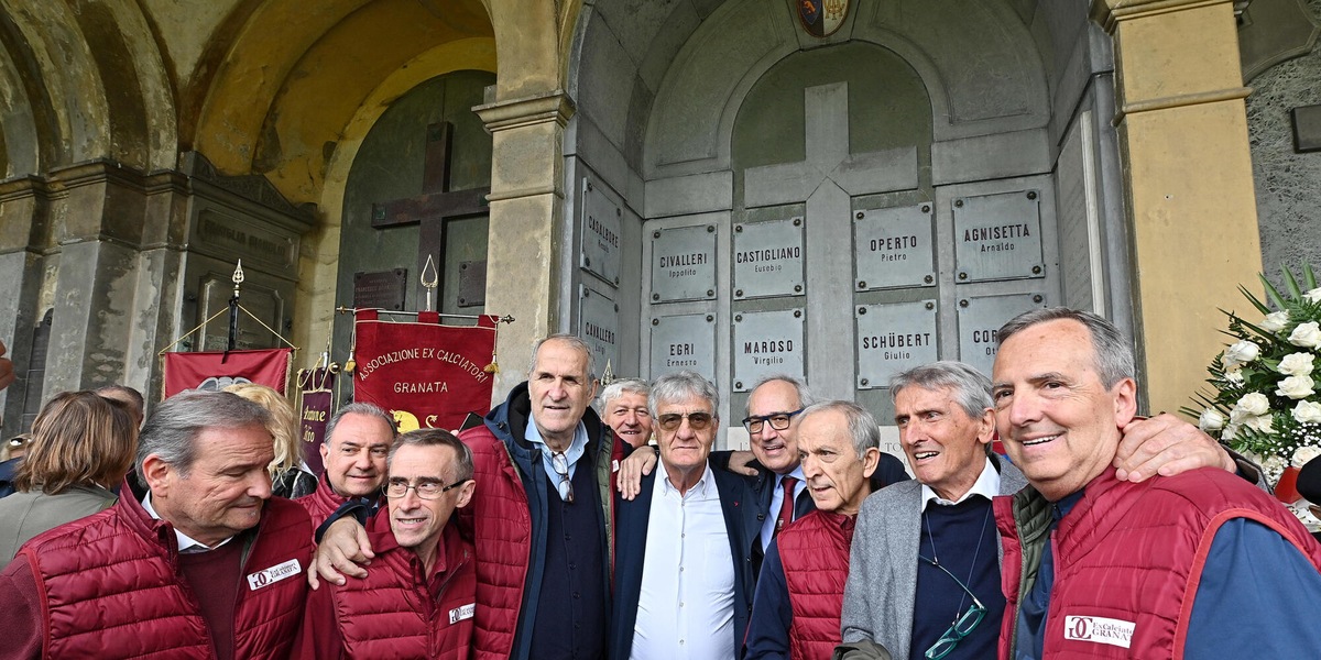Calcio: squadra fischiata a Superga, poi il canto 'C'è solo il Grande Torino'
