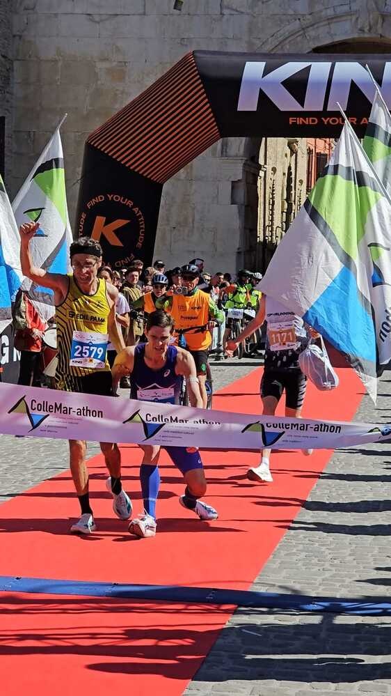 Cede prima del traguardo della maratona, il secondo lo aiuta a vincere