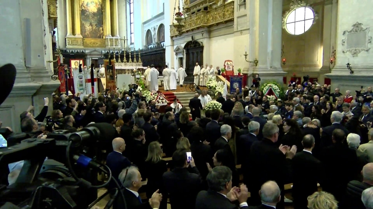 L'ultimo saluto ad Alex Zanardi: grande emozione ai funerali nella basilica di Santa Giustina