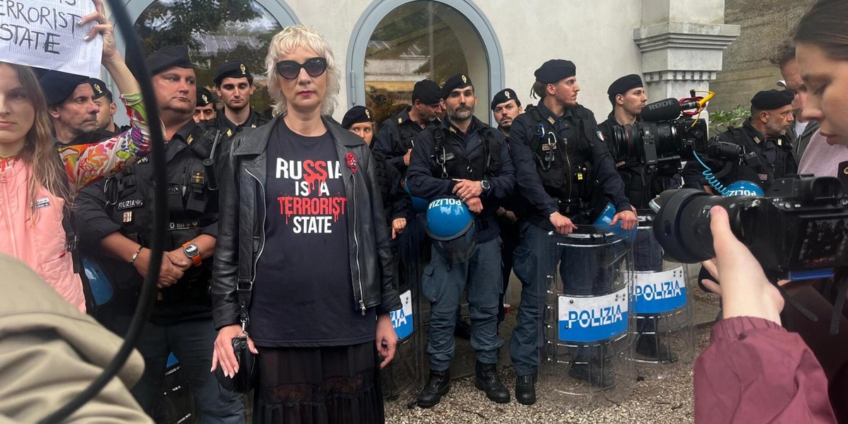 Tensione davanti al Padiglione di Mosca alla Biennale