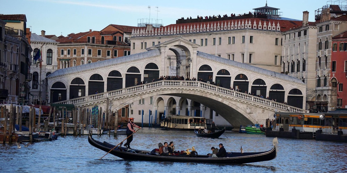 Il Venezia festeggia la A con un corteo acqueo e festa a San Marco