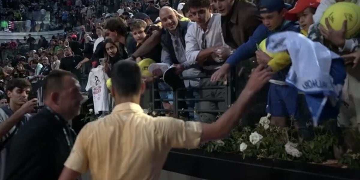 Djokovic e il gesto da campione a Roma dopo la sconfitta: resta in campo e stupisce il pubblico