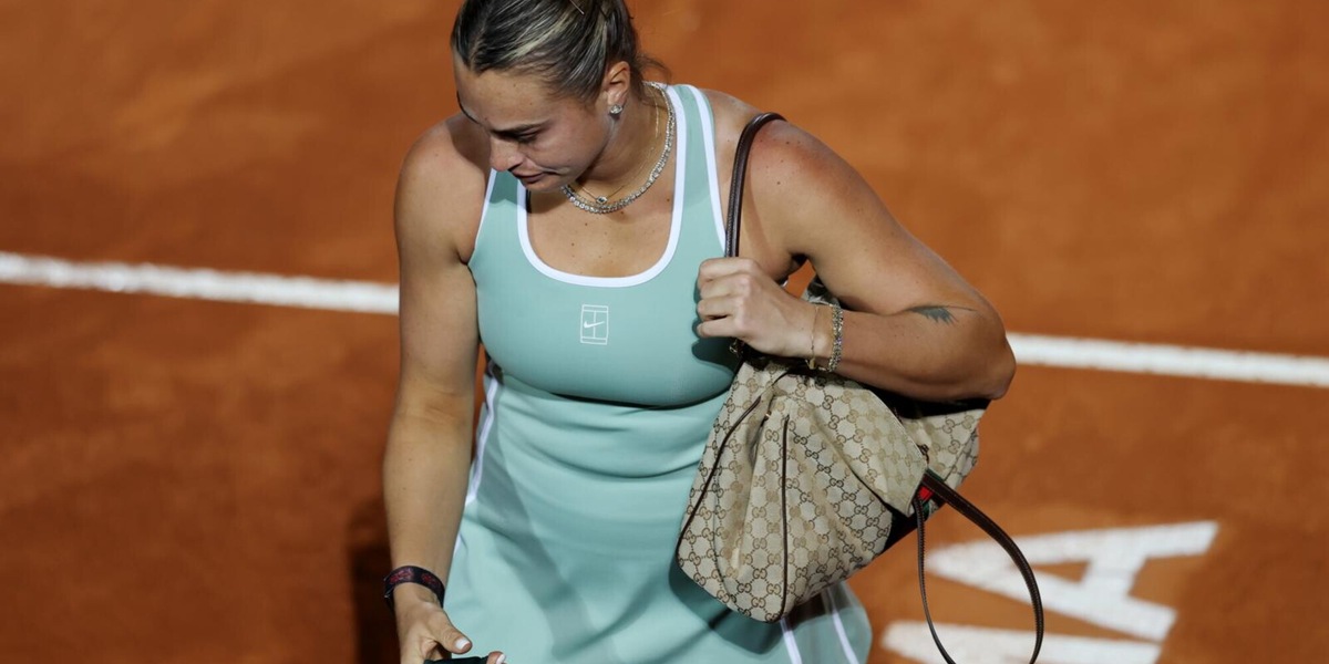 Aryna Sabalenka fa la storia: entra in campo con una borsa da giorno!