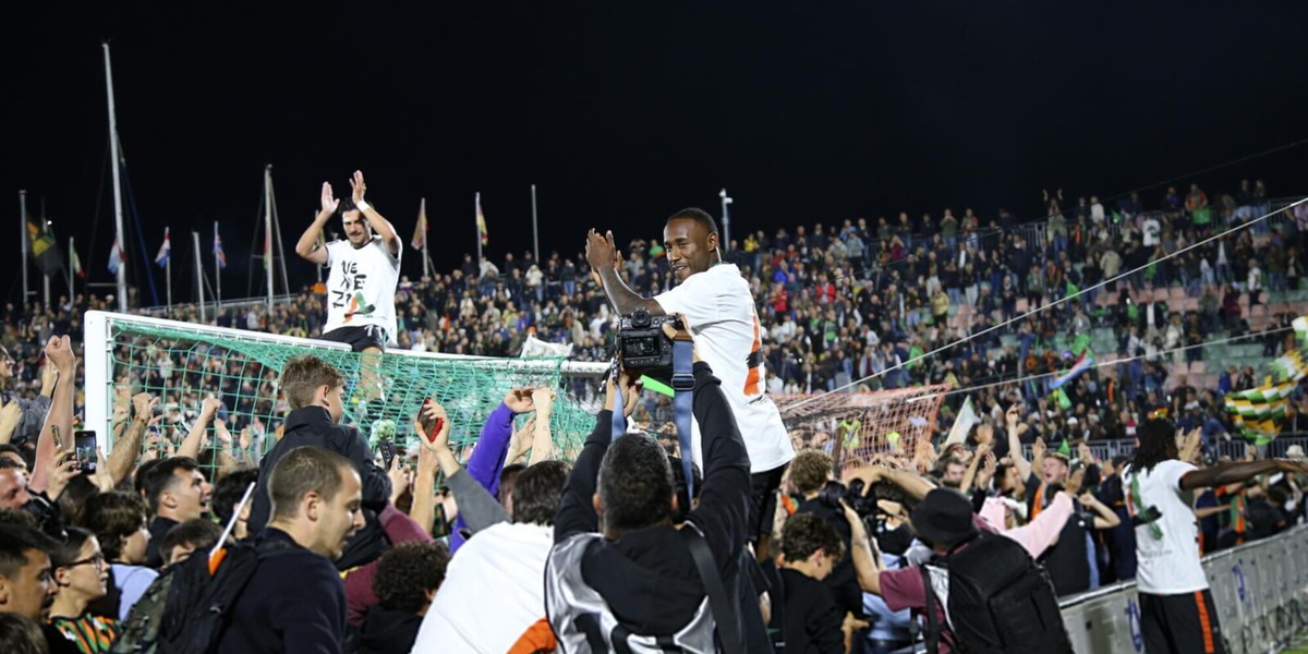 Il Venezia chiude in testa in Serie B: la festa in campo con i tifosi