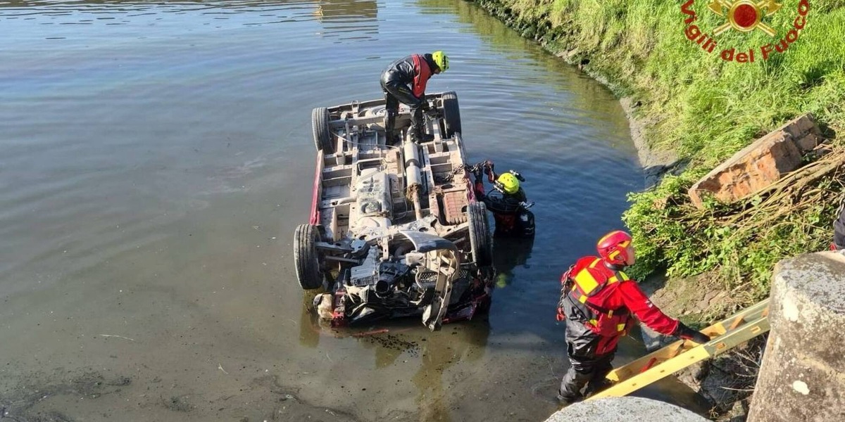 Minivan finisce dentro un canale nel Veneziano, tre morti