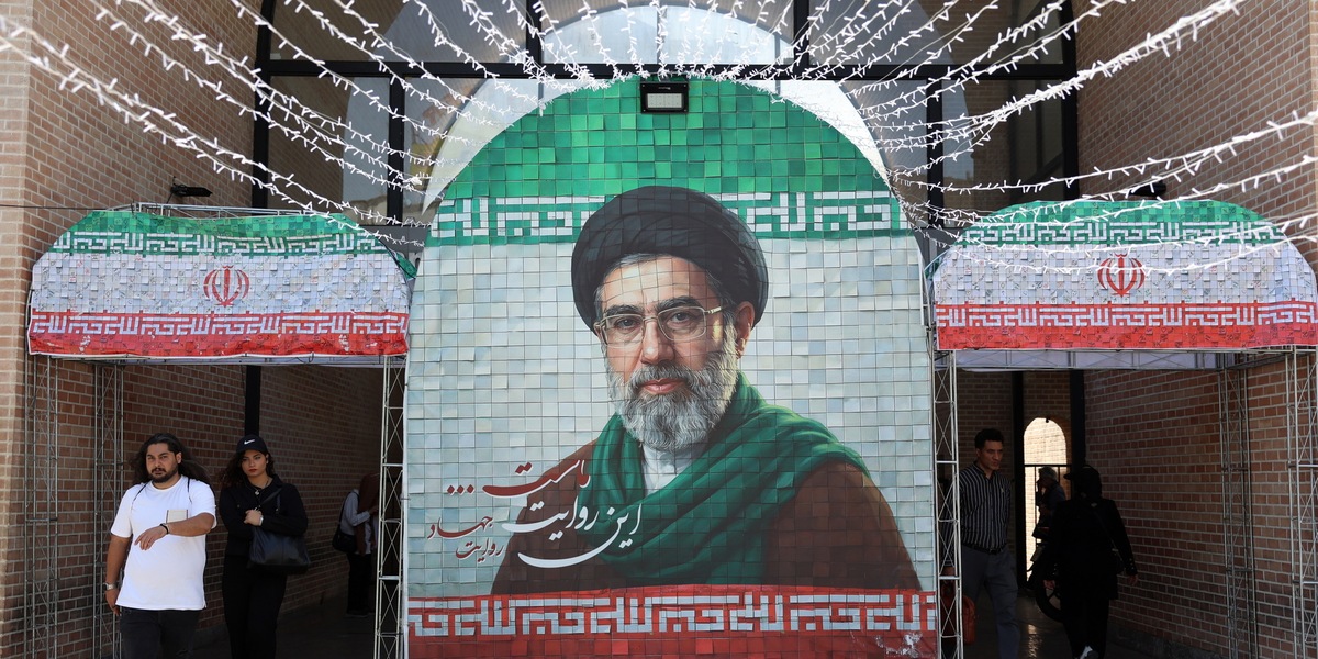 Wsj, Iran parla per la prima volta di Khamenei, 'lesioni a rotula e schiena'