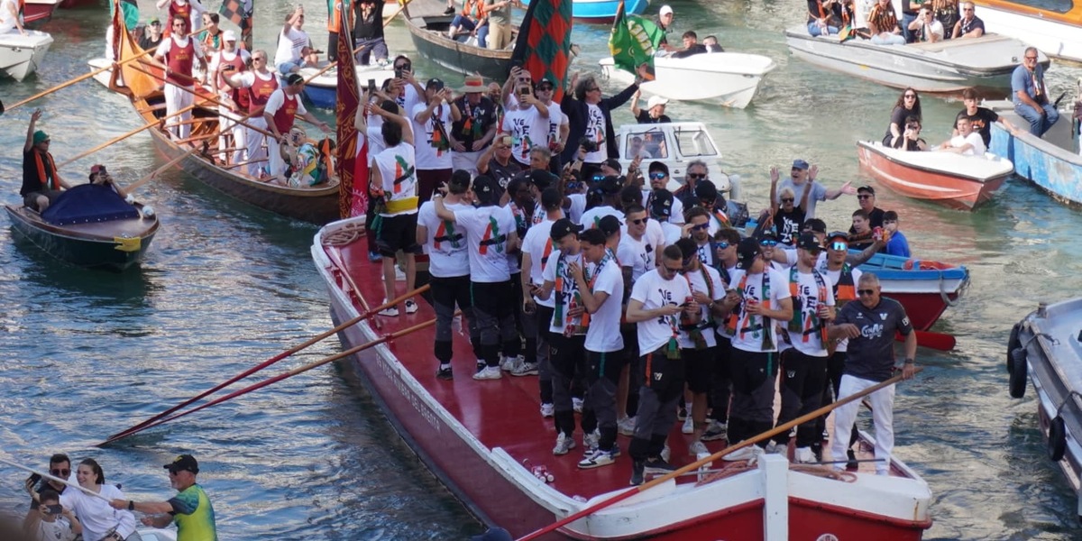 Il Venezia festeggia la A con un corteo acqueo in Canal Grande