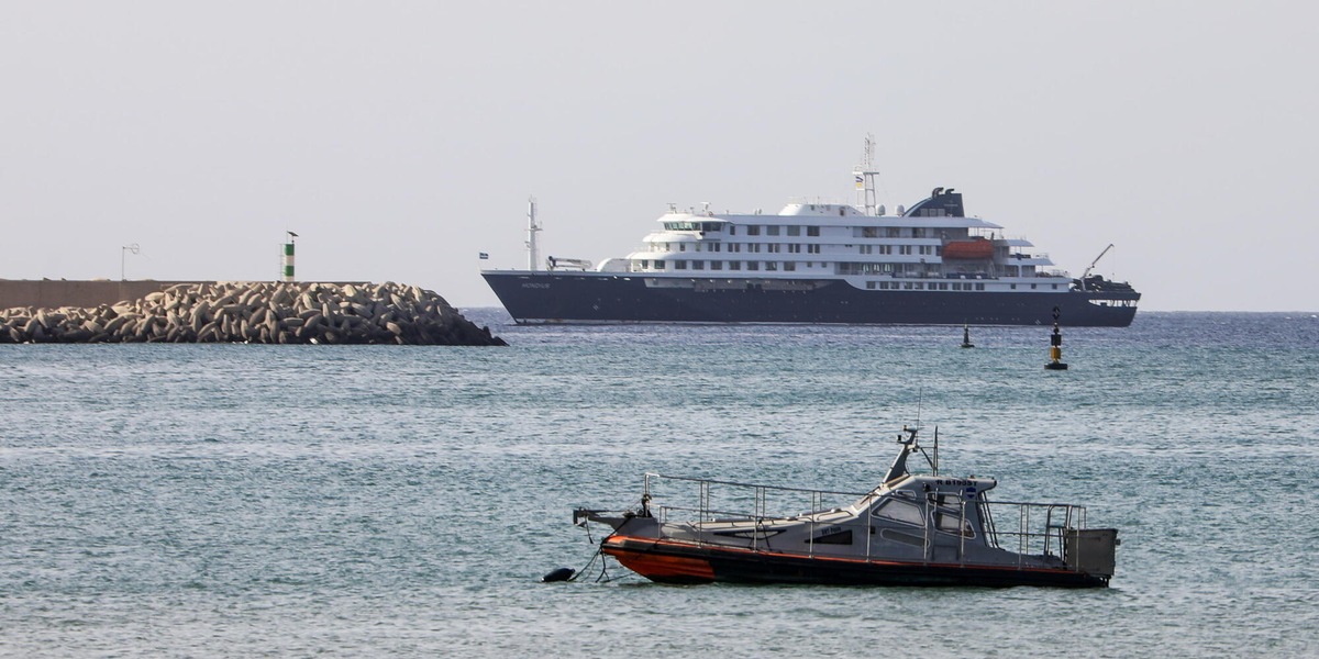Hantavirus, la nave Hondius entrata nel porto di Granadilla a Tenerife