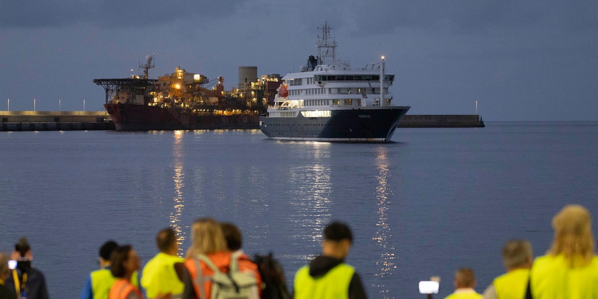 Cominciato lo sbarco dei primi passeggeri dalla nave Hondius