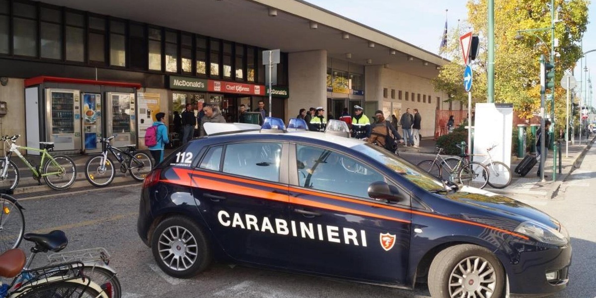 Violentata in casa a 17 anni, sospetti su un coinquilino