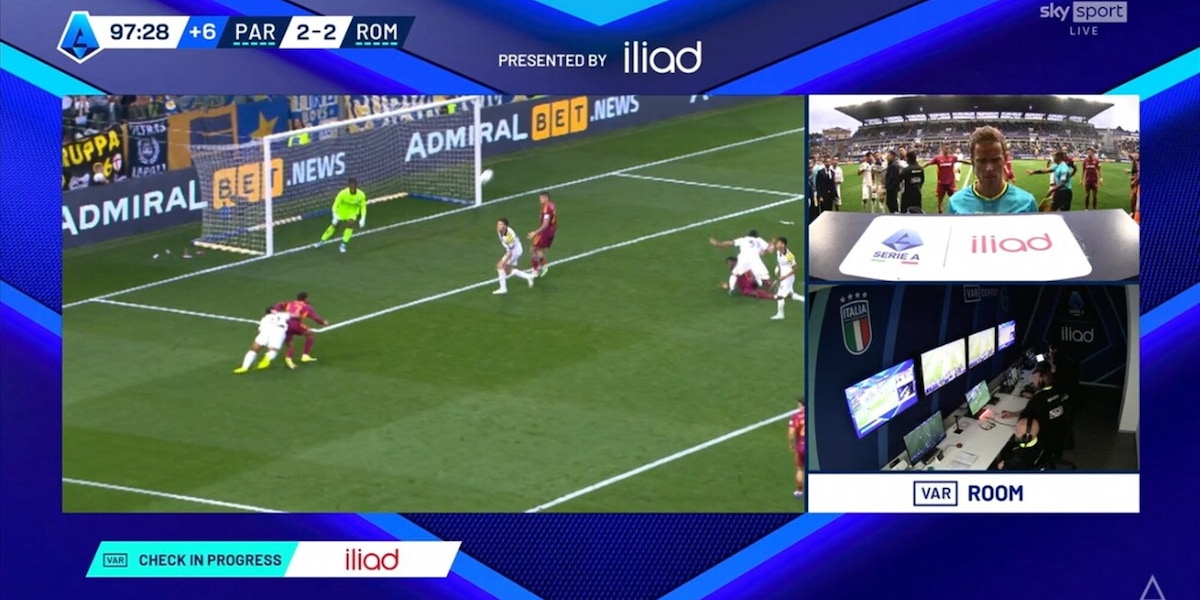 Perché su Rensch è fallo: la spiegazione della giusta scelta dell'arbitro Chiffi nel finale di Parma-Roma