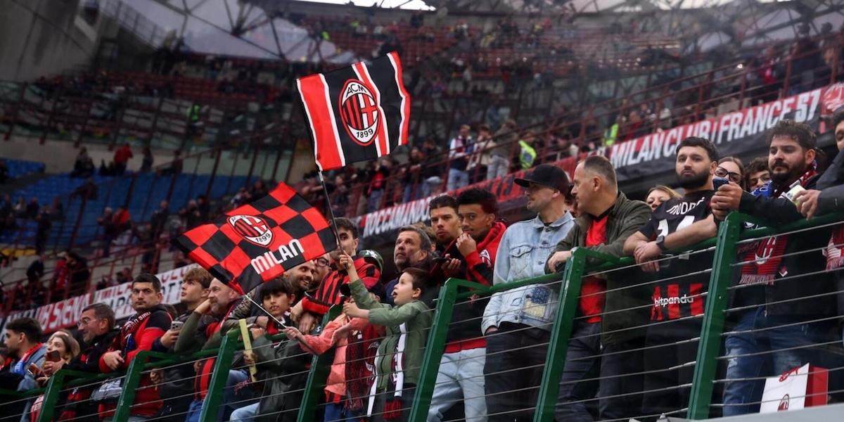 Milan, dentro e fuori sale la protesta contro Furlani