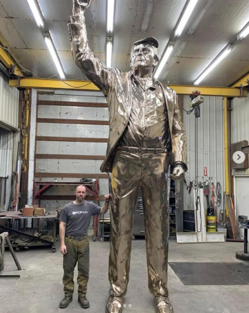 Mega statua dorata di Trump svelata nel suo resort di Miami