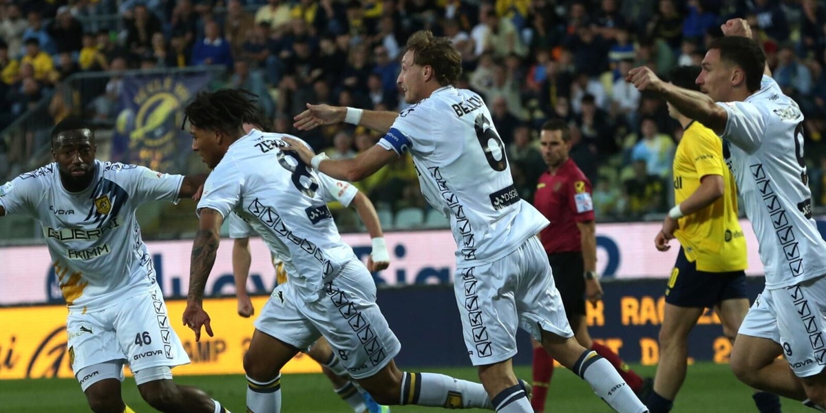 La Juve Stabia si impone a Modena e vola in semifinale: decide una rovesciata di Zeroli