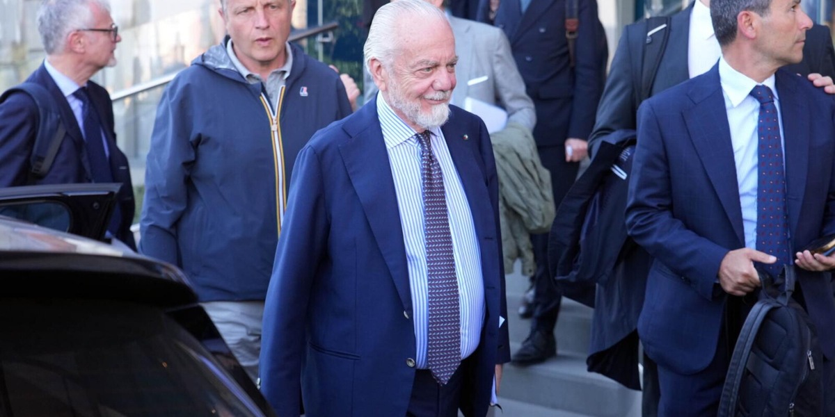 L'annuncio del sindaco di Napoli: "Cittadinanza onoraria a De Laurentiis". Poi dice la sua su Conte