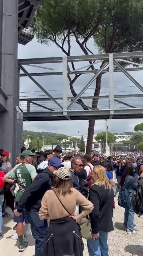Cosa vedono Sinner e gli altri tennisti agli Internazionali quando attraversano il ponte dei campioni