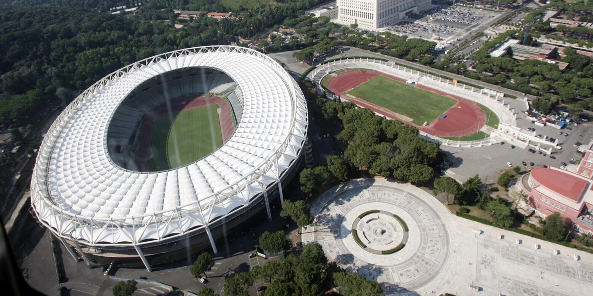 Derby di Roma e corsa Champions domenica alle 12: non era mai accaduto un fatto simile