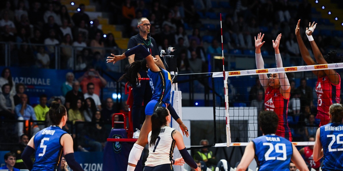 Parte bene l'Italia di Velasco: superata la Francia in tre set
