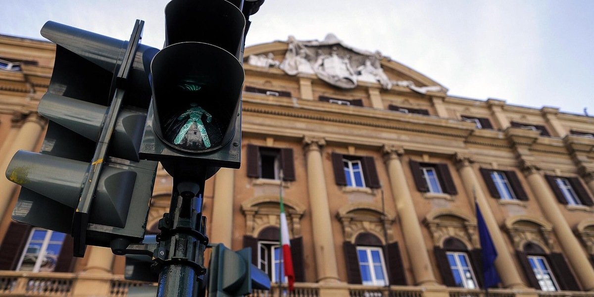 Balzo dei titoli di Stato, il Btp sale di 16 punti al 3,92%